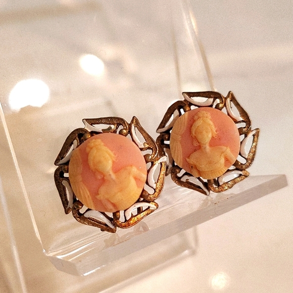 Cameo gold tone clip on earrings enamel paint accented vintage - Picture 1 of 7